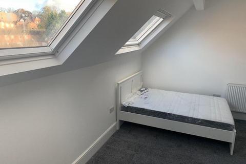 3 bedroom flat to rent, Leeds LS6