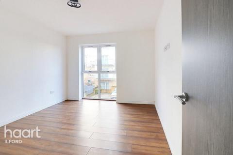 3 bedroom flat to rent, Blackberry Close, London
