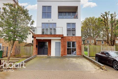 3 bedroom flat to rent, Blackberry Close, Walthamstow