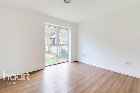 3 bedroom flat to rent, Blackberry Close, Walthamstow