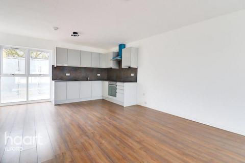 3 bedroom flat to rent, Blackberry Close, London