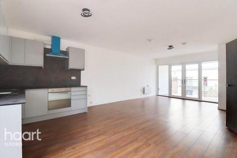 3 bedroom flat to rent, Blackberry Close, London