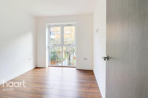 3 bedroom flat to rent, Blackberry Close, London