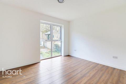 3 bedroom flat to rent, Blackberry Close, London