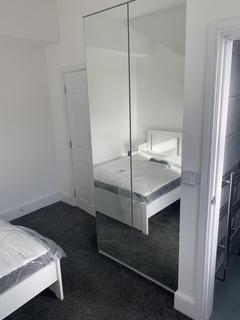 3 bedroom flat to rent, leeds LS6