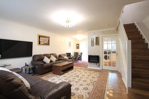 3 bedroom terraced house for sale, Cookham Close, Southall UB2