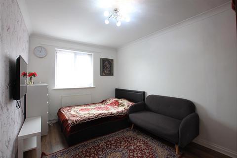 3 bedroom terraced house for sale, Cookham Close, Southall UB2