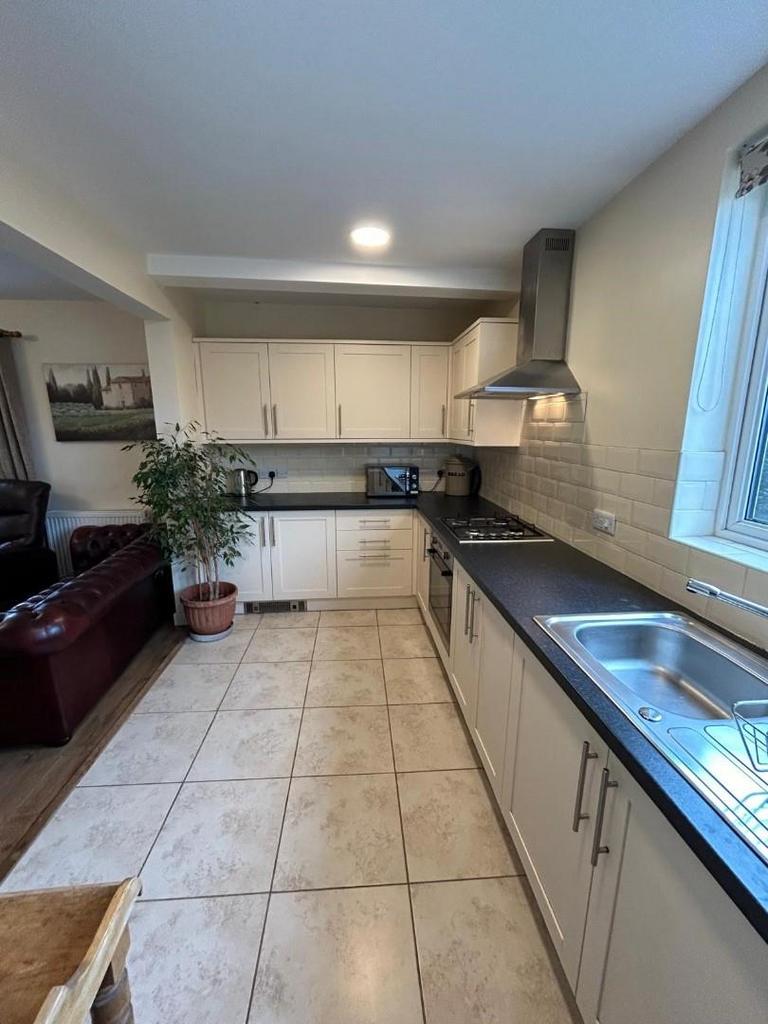 Kitchen 2.jpg