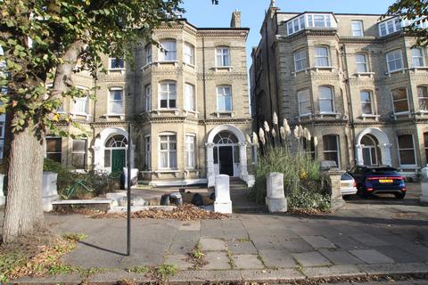 2 bedroom flat to rent, The Drive, Hove BN3