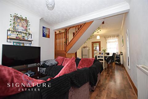 2 bedroom terraced house to rent, Chester Road Watford