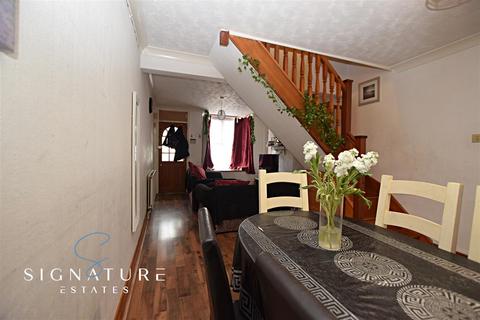 2 bedroom terraced house to rent, Chester Road Watford