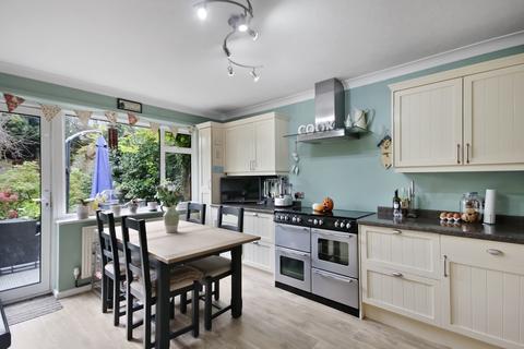17 Coronation Road, East Grinstead, RH19 4AJ