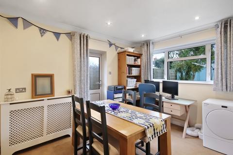 17 Coronation Road, East Grinstead, RH19 4AJ