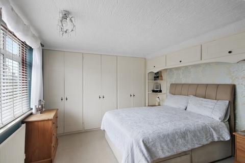 17 Coronation Road, East Grinstead, RH19 4AJ