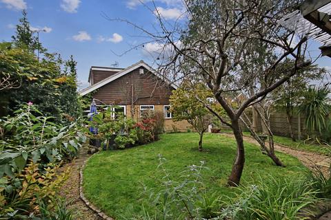 17 Coronation Road, East Grinstead, RH19 4AJ