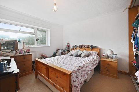 3 bedroom semi-detached house for sale, Scotts Farm Road, Epsom, KT19