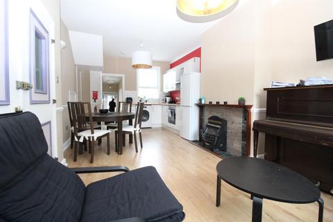 3 bedroom terraced house to rent, Brampton Road, London N15