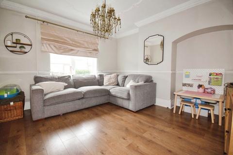 2 bedroom end of terrace house to rent, Bonham Road Dagenham RM8