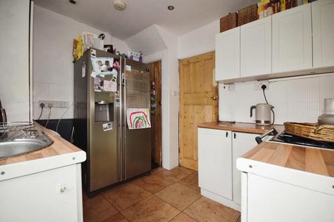 2 bedroom end of terrace house to rent, Bonham Road Dagenham RM8