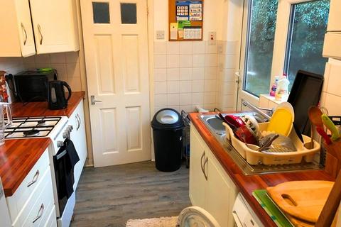 1 bedroom in a house share to rent, Maidstone Road, London N11