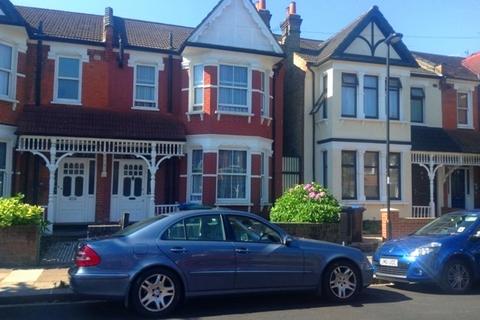 1 bedroom in a house share to rent, Maidstone Road, London N11