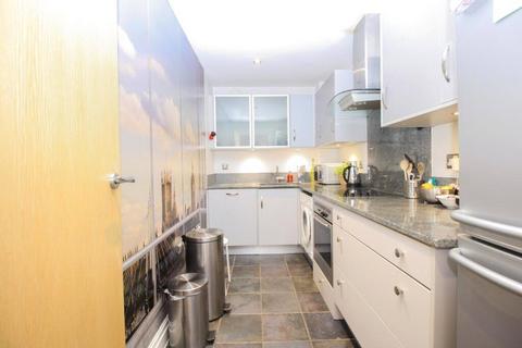 1 bedroom flat to rent, St. Davids Square, London