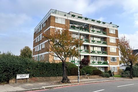 4 bedroom flat to rent, Glebelands Avenue, Ilford IG2