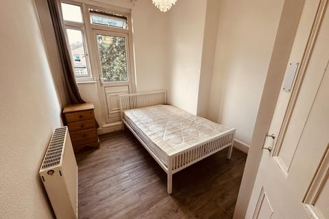 1 bedroom in a house share to rent, Maidstone Road, London N11