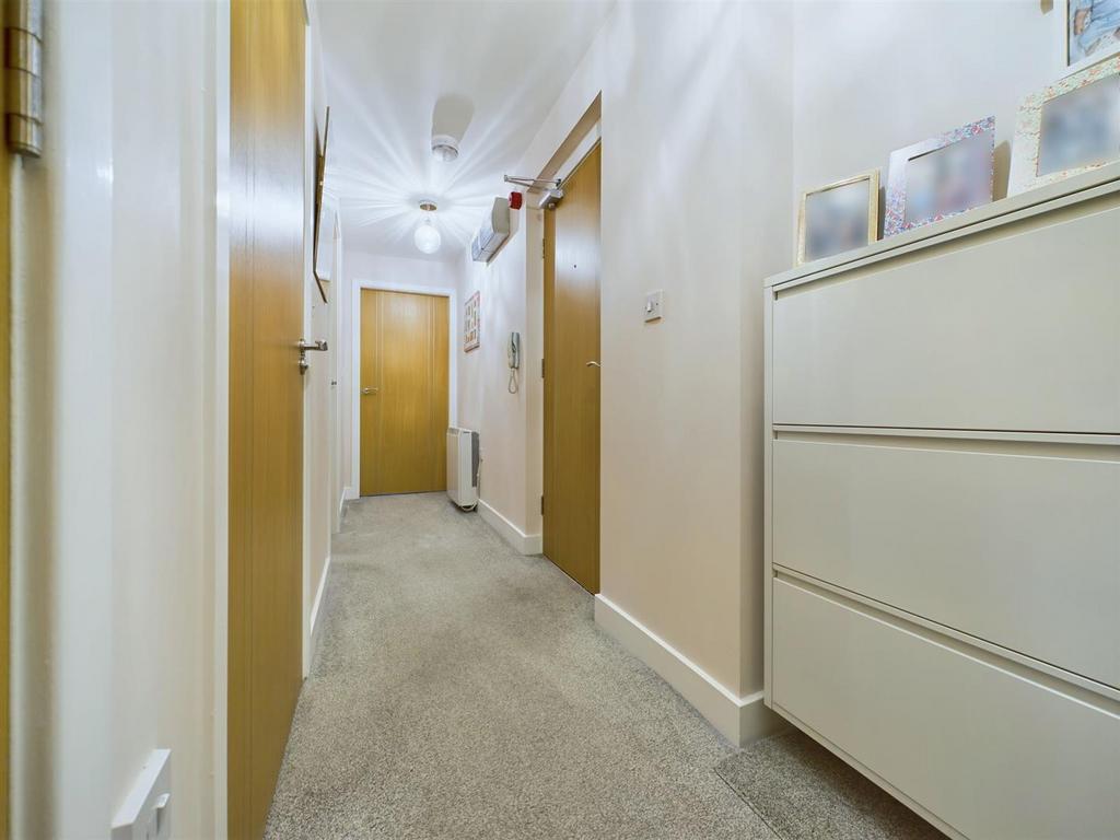 Private entrance:
