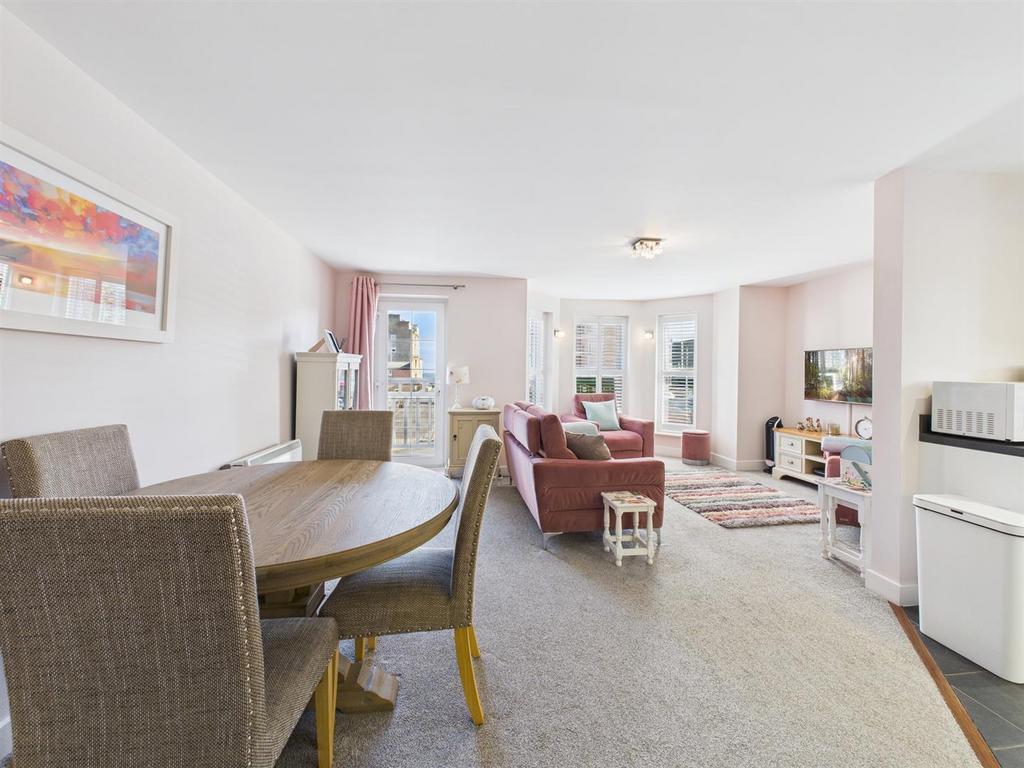 Open plan kitchen/dining/living room: