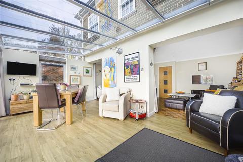 3 bedroom end of terrace house for sale, Benyon Court, Bath Road, Reading