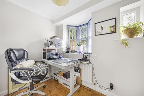27, Benyon Court Bath Road, Reading, RG1 6HR