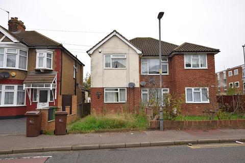 2 bedroom flat to rent, Mill Lane, Romford, RM6