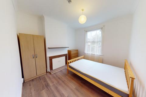 1 bedroom in a house share to rent, Saxon R2