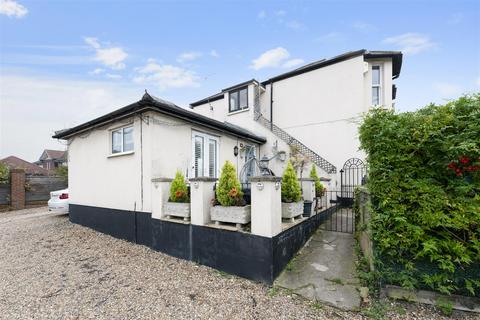 1 bedroom maisonette for sale, Burgh Heath Road, Epsom