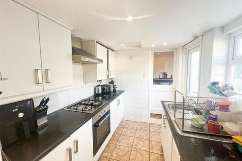 2 bedroom detached house to rent, Trumpington Road, London, E7