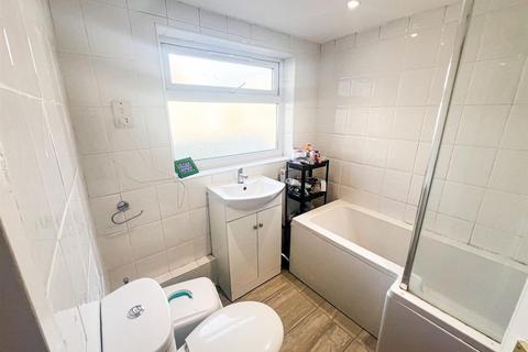 2 bedroom detached house to rent, Trumpington Road, London, E7