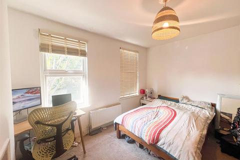 2 bedroom detached house to rent, Trumpington Road, London, E7