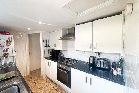 2 bedroom detached house to rent, Trumpington Road, London, E7