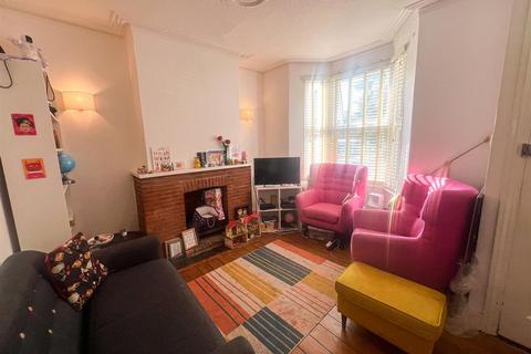 2 bedroom detached house to rent, Trumpington Road, London, E7