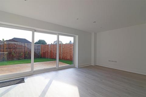 2 bedroom end of terrace house for sale, Nightingale Close, Redhill