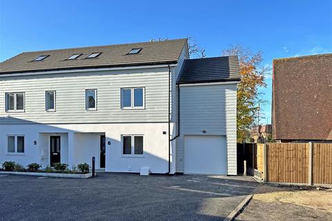 4 bedroom semi-detached house for sale, Nightingale Close, Redhill