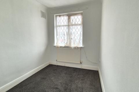 3 bedroom semi-detached house to rent, Bath Road, Harmondsworth, UB7