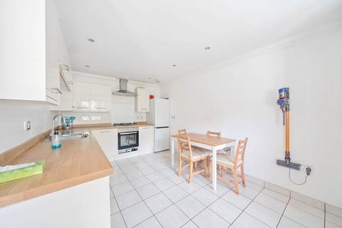 3 bedroom terraced house to rent, Bassett Green Road, Hampshire SO16