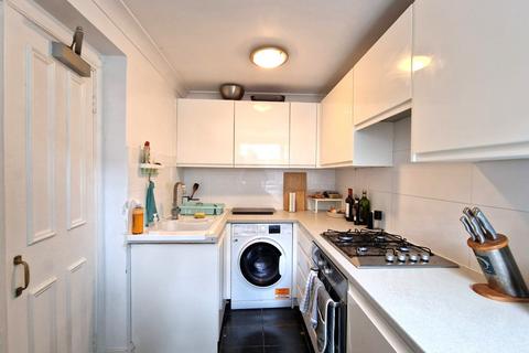 3 bedroom maisonette to rent, Hackney, London E8