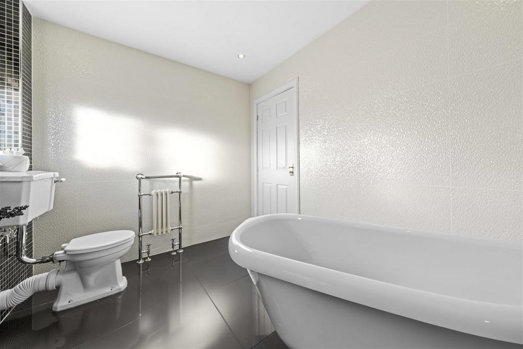 Bathroom (1).jpg