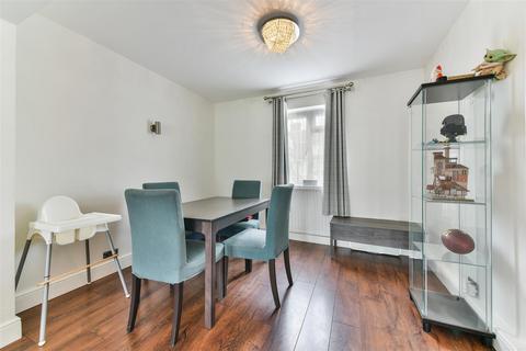 36 Fleming Mead, Mitcham, CR4 3LU