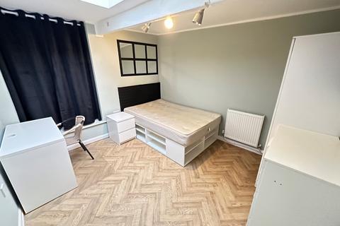 Studio to rent, 76 Park Street, Luton, Bedfordshire, LU1