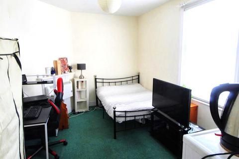 Studio to rent, Holland Road, Hove