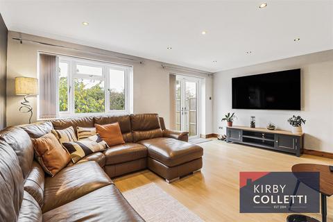 16 Elm Drive, Cheshunt, Waltham Cross, EN8 0RX